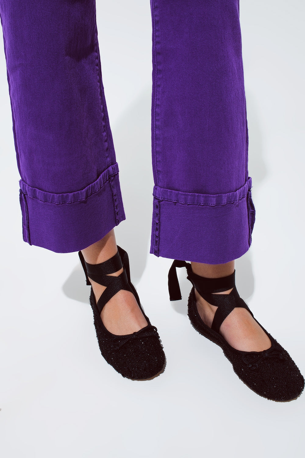 Pantalones vaqueros de pierna recta con bajo recortado en morado Q2