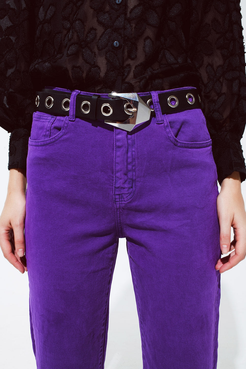 Pantalones vaqueros de pierna recta con bajo recortado en morado Q2