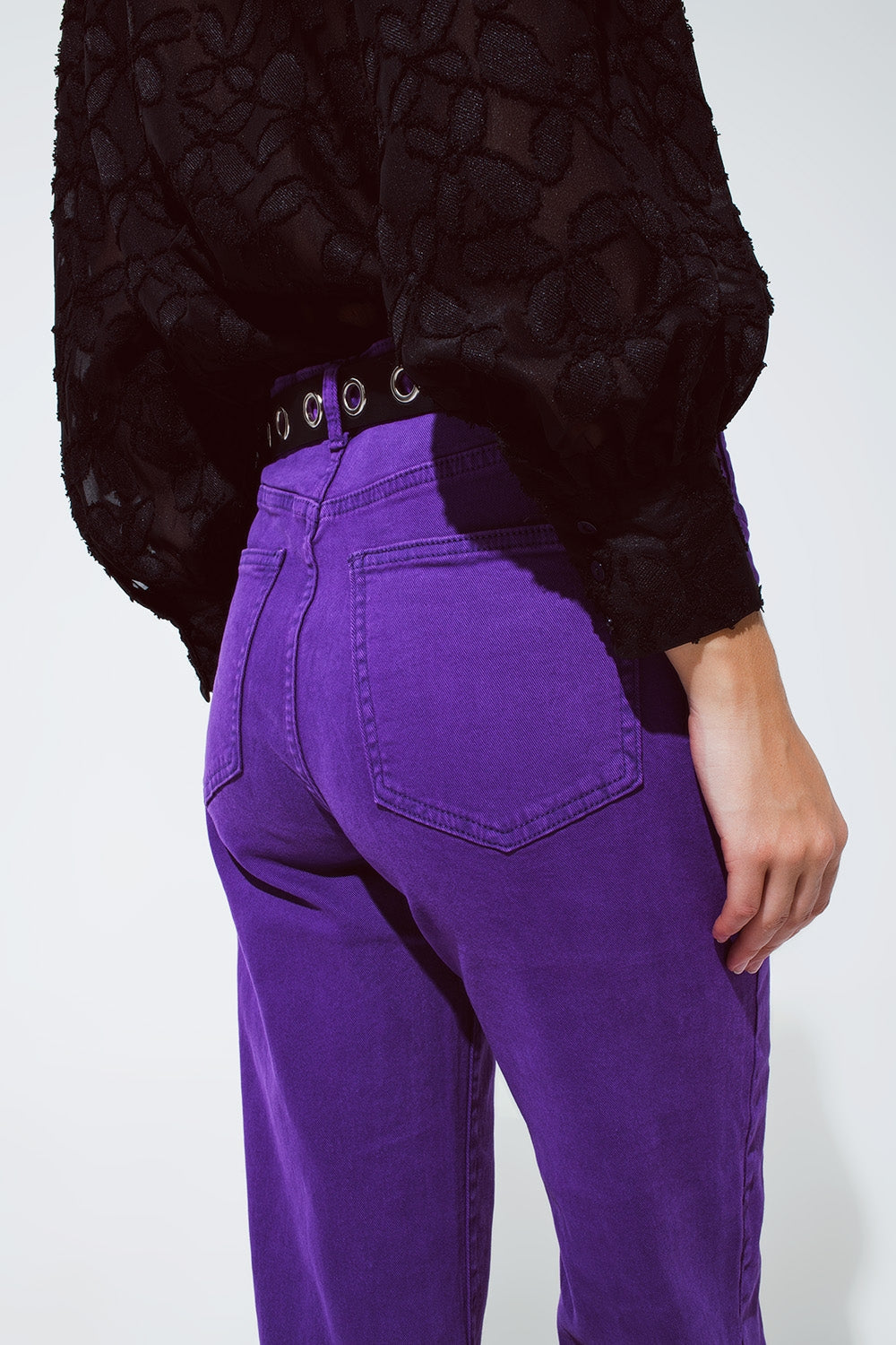 Pantalones vaqueros de pierna recta con bajo recortado en morado Q2