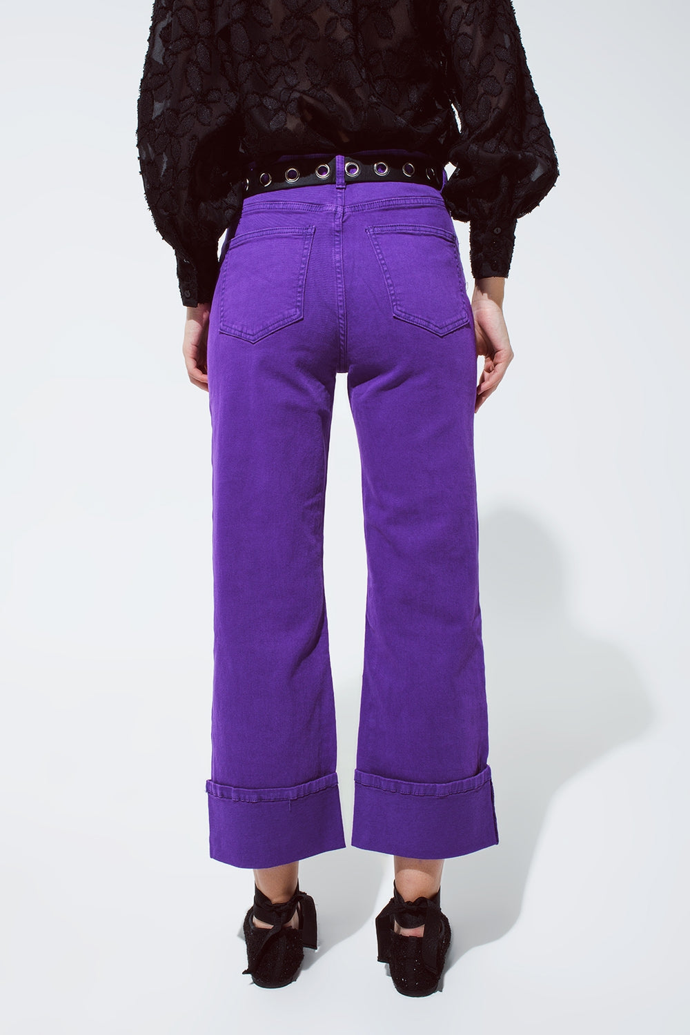 Pantalones vaqueros de pierna recta con bajo recortado en morado Q2