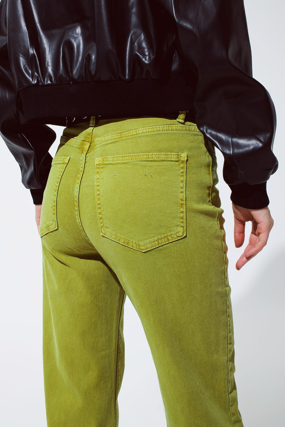 Pantalones vaqueros de pierna recta con dobladillo cortado en verde oliva Q2
