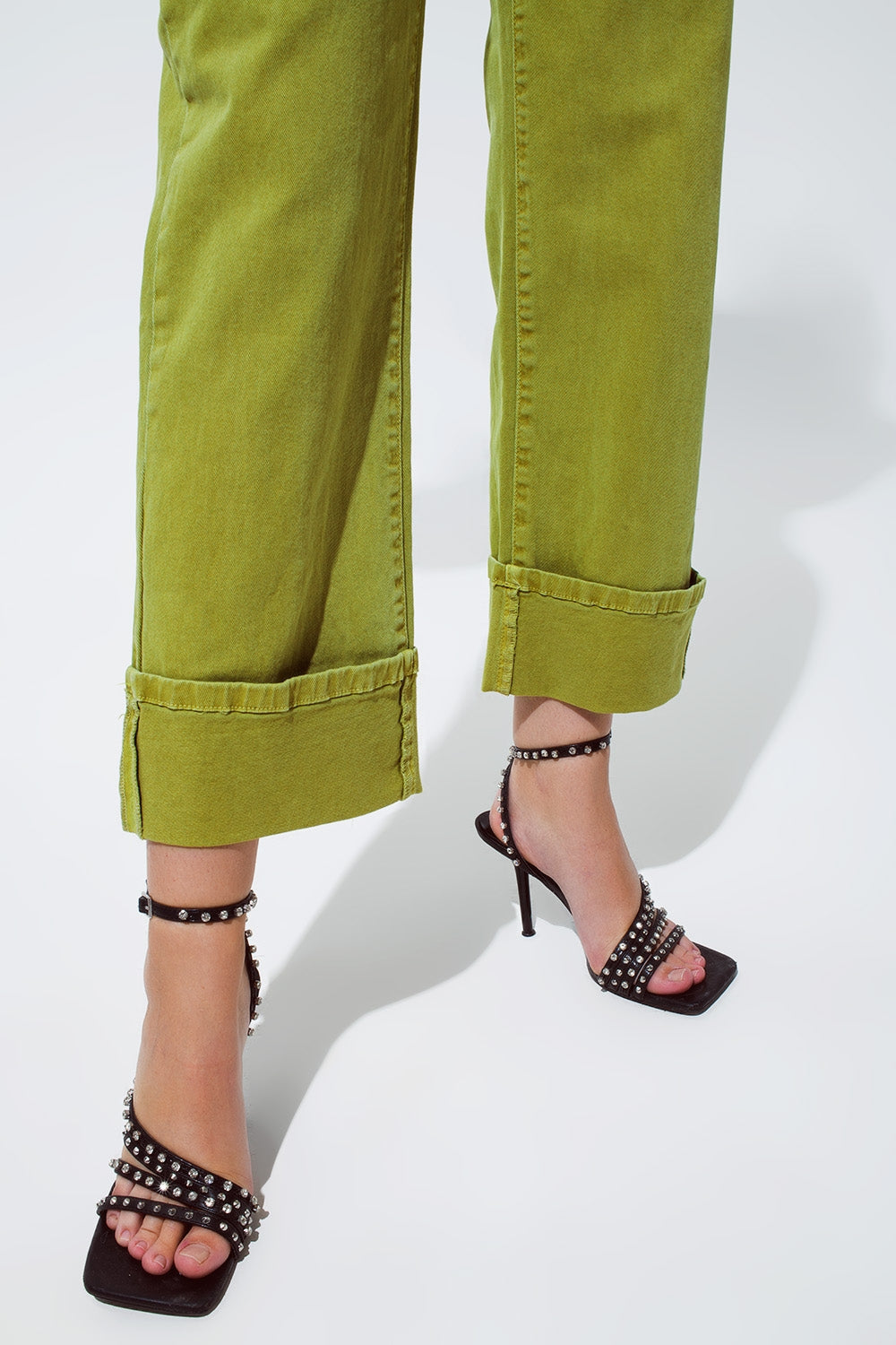 Pantalones vaqueros de pierna recta con dobladillo cortado en verde oliva Q2