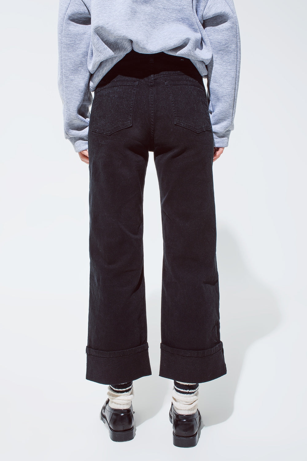 Pantalones vaqueros rectos en negro con perneras dobladas Q2