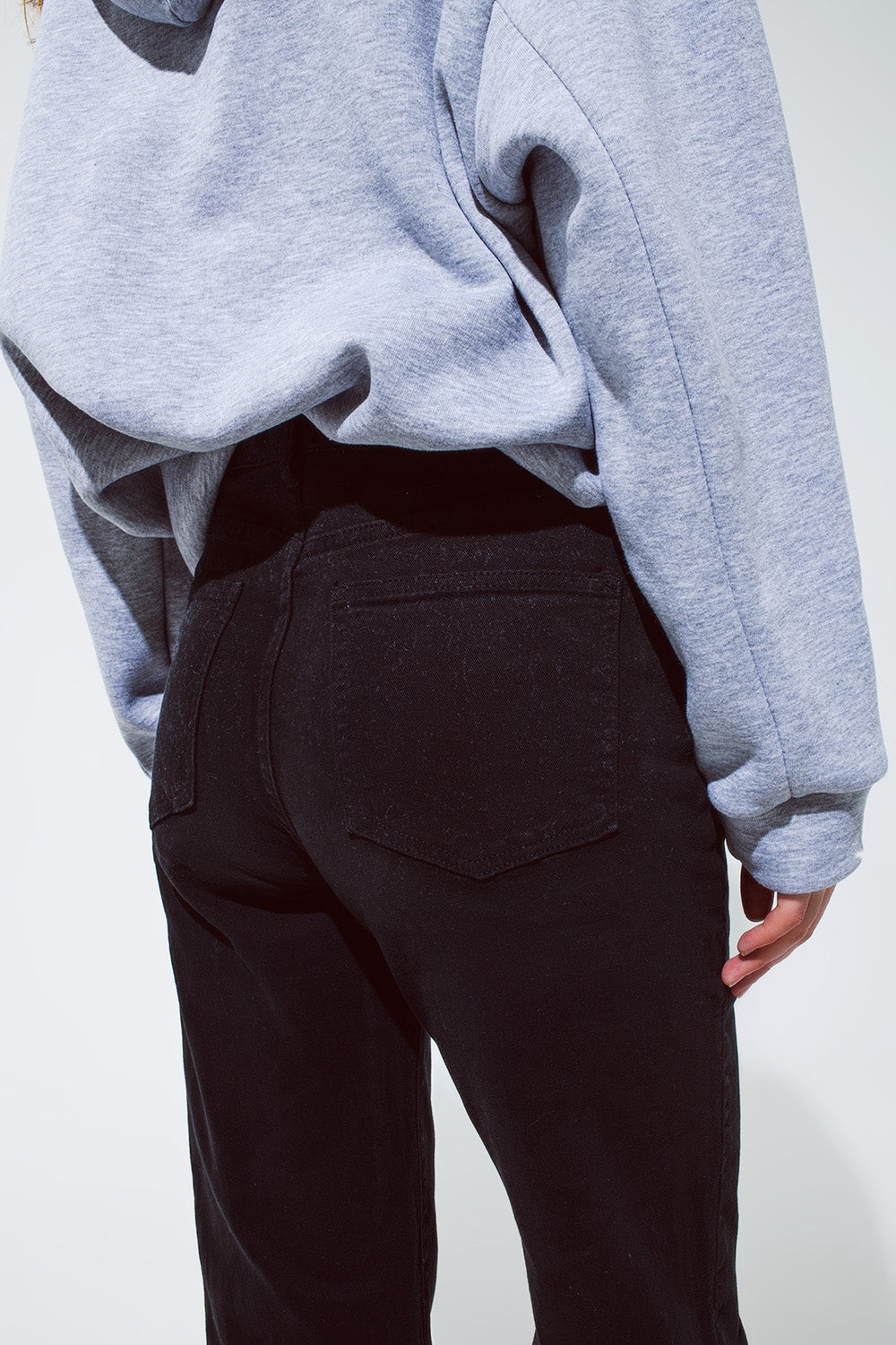 Pantalones vaqueros rectos en negro con perneras dobladas Q2