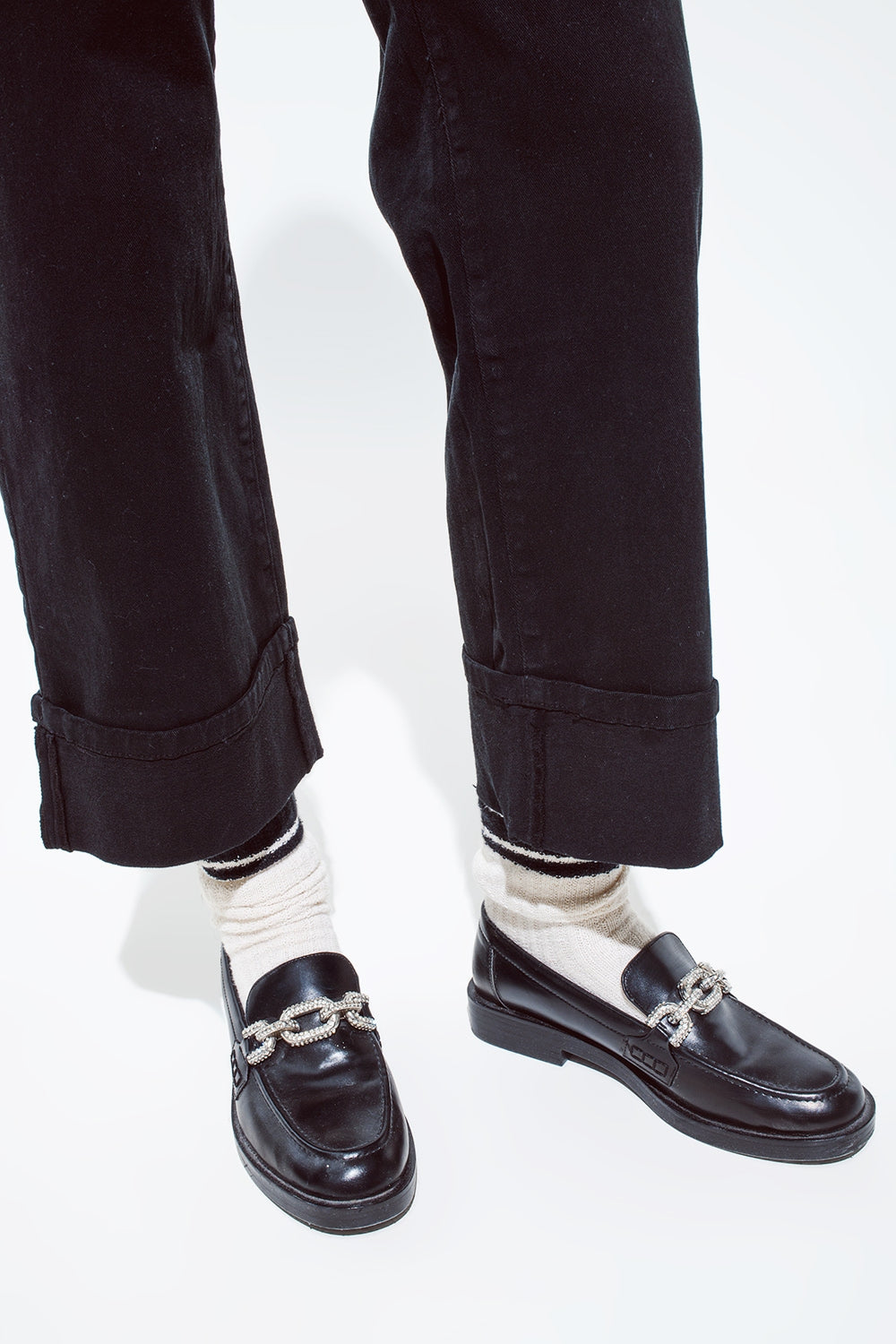 Pantalones vaqueros rectos en negro con perneras dobladas Q2