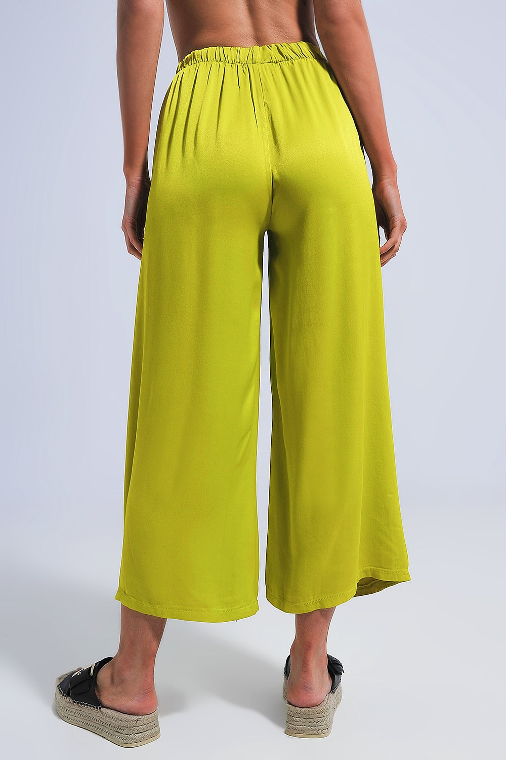 Pantalones verdes de pernera ancha de satén Q2