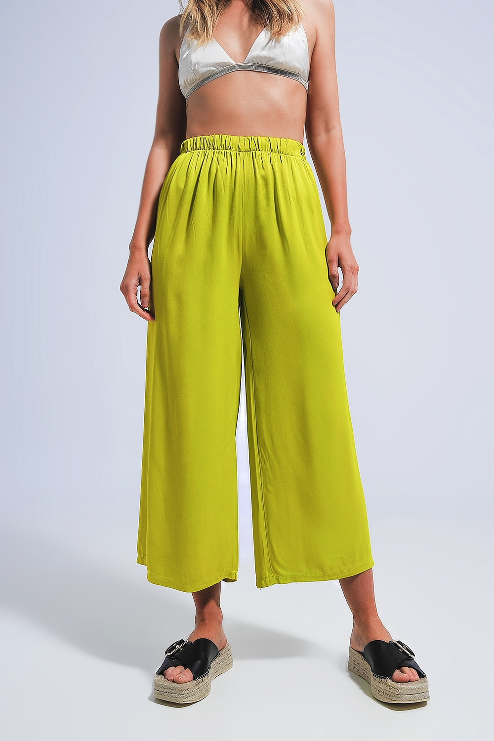 Pantalones verdes de pernera ancha de satén Q2