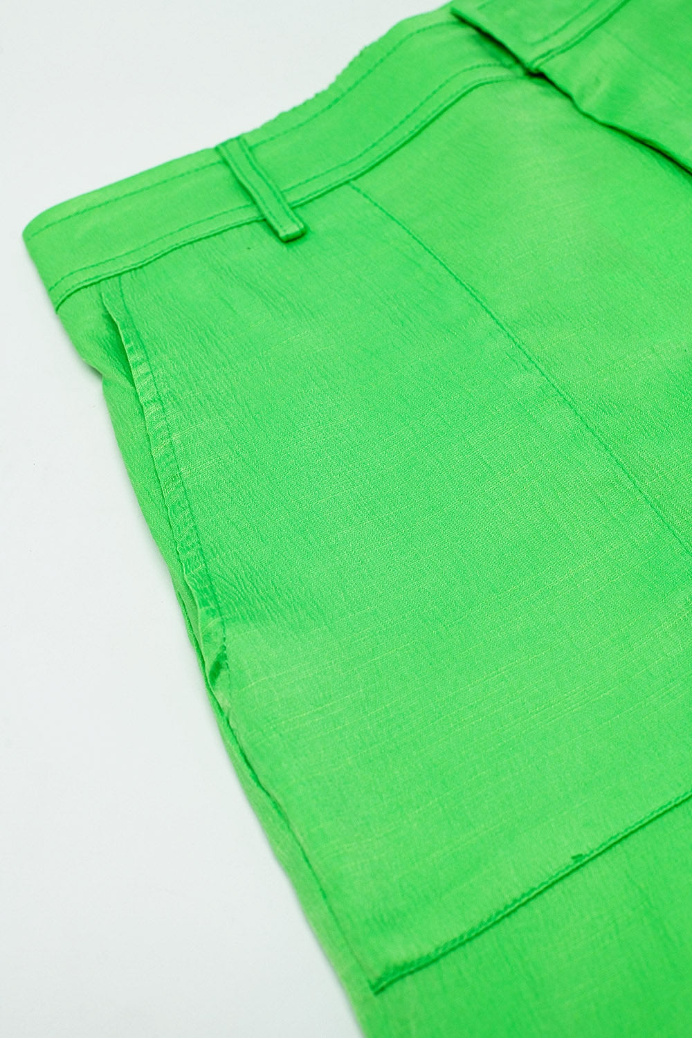 Pantalones verdes de raso con bolsillos laterales y aros para el cinturón Q2