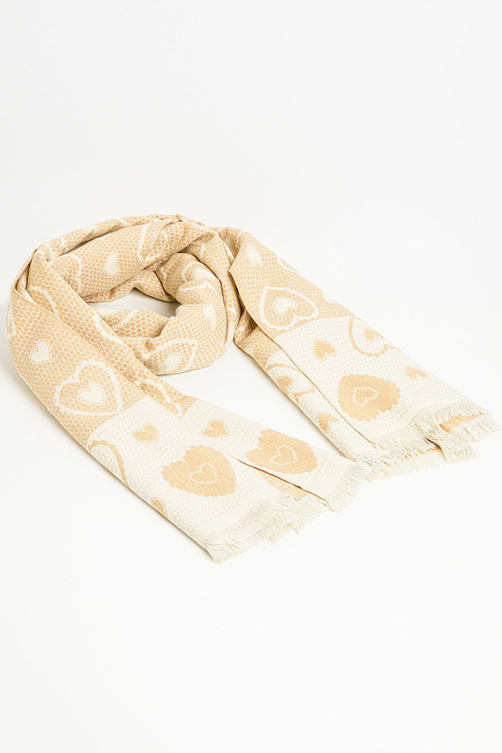 pañuelo beige con estampado de corazones y detalle de hilo dorado Q2