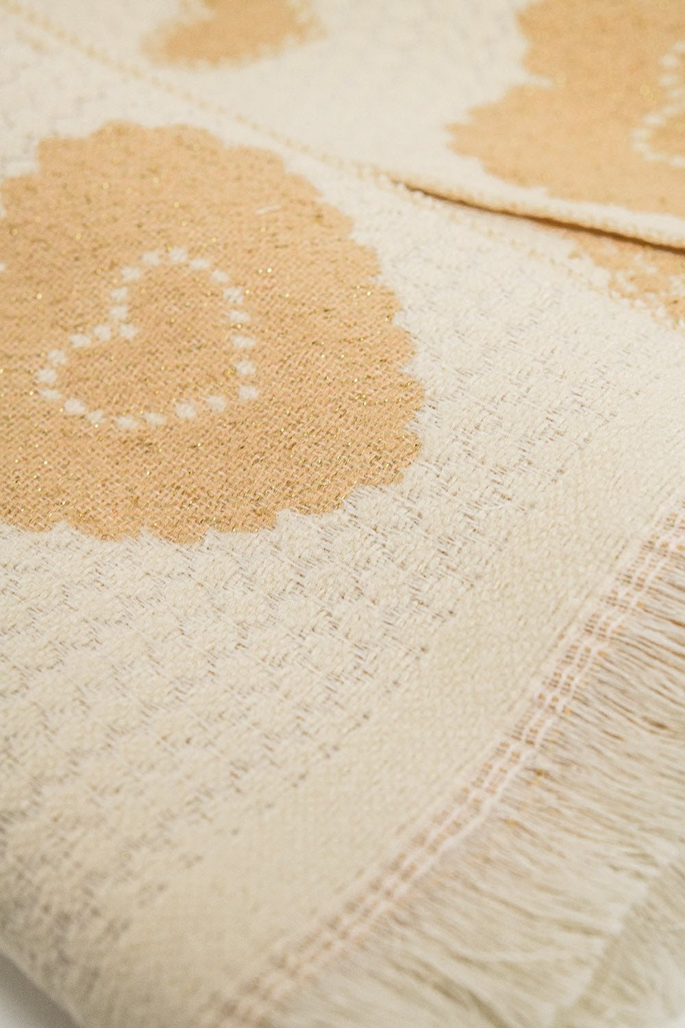 pañuelo beige con estampado de corazones y detalle de hilo dorado Q2