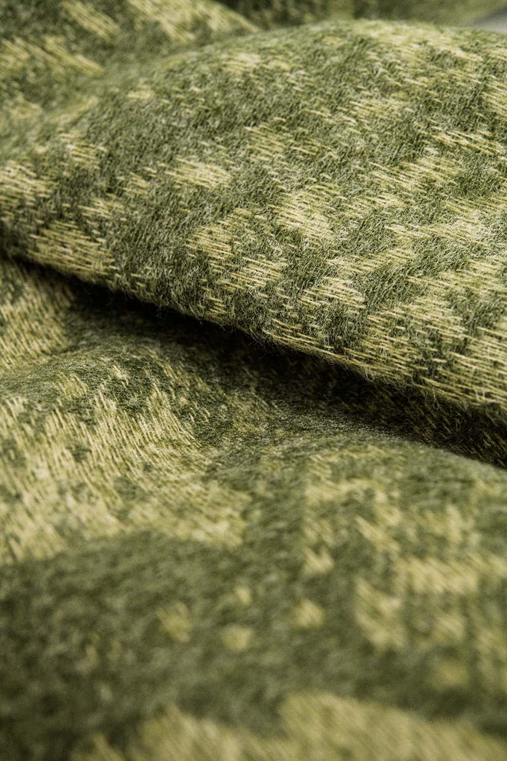 Pañuelo estampado de serpiente color verde con flecos Q2