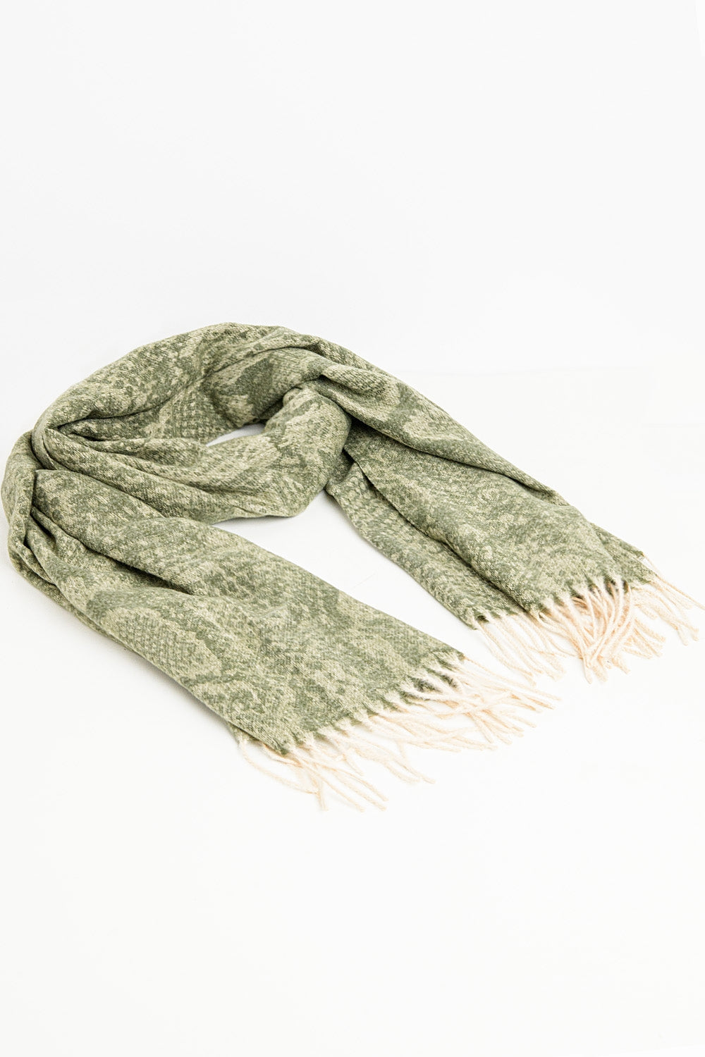 Pañuelo estampado de serpiente color verde con flecos Q2