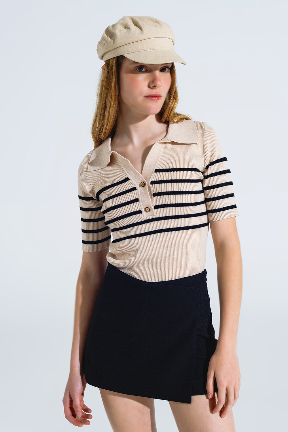 Polo a rayas con detalle de botones en beige Q2