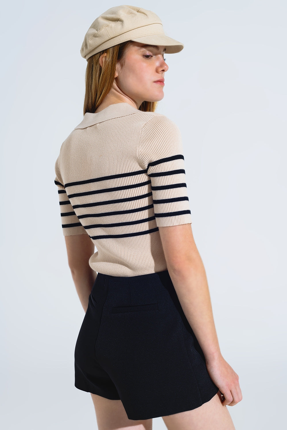 Polo a rayas con detalle de botones en beige Q2