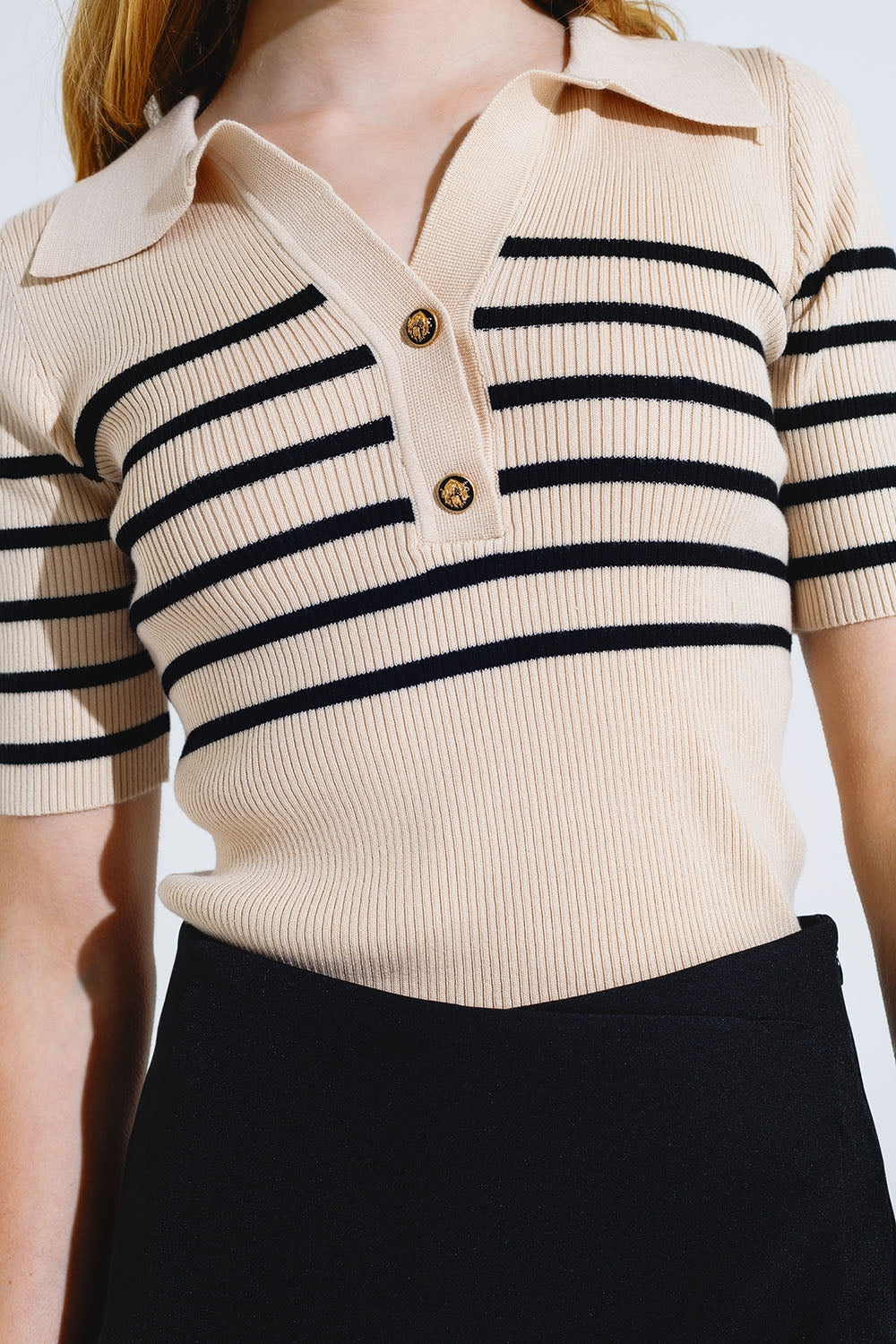 Polo a rayas con detalle de botones en beige Q2