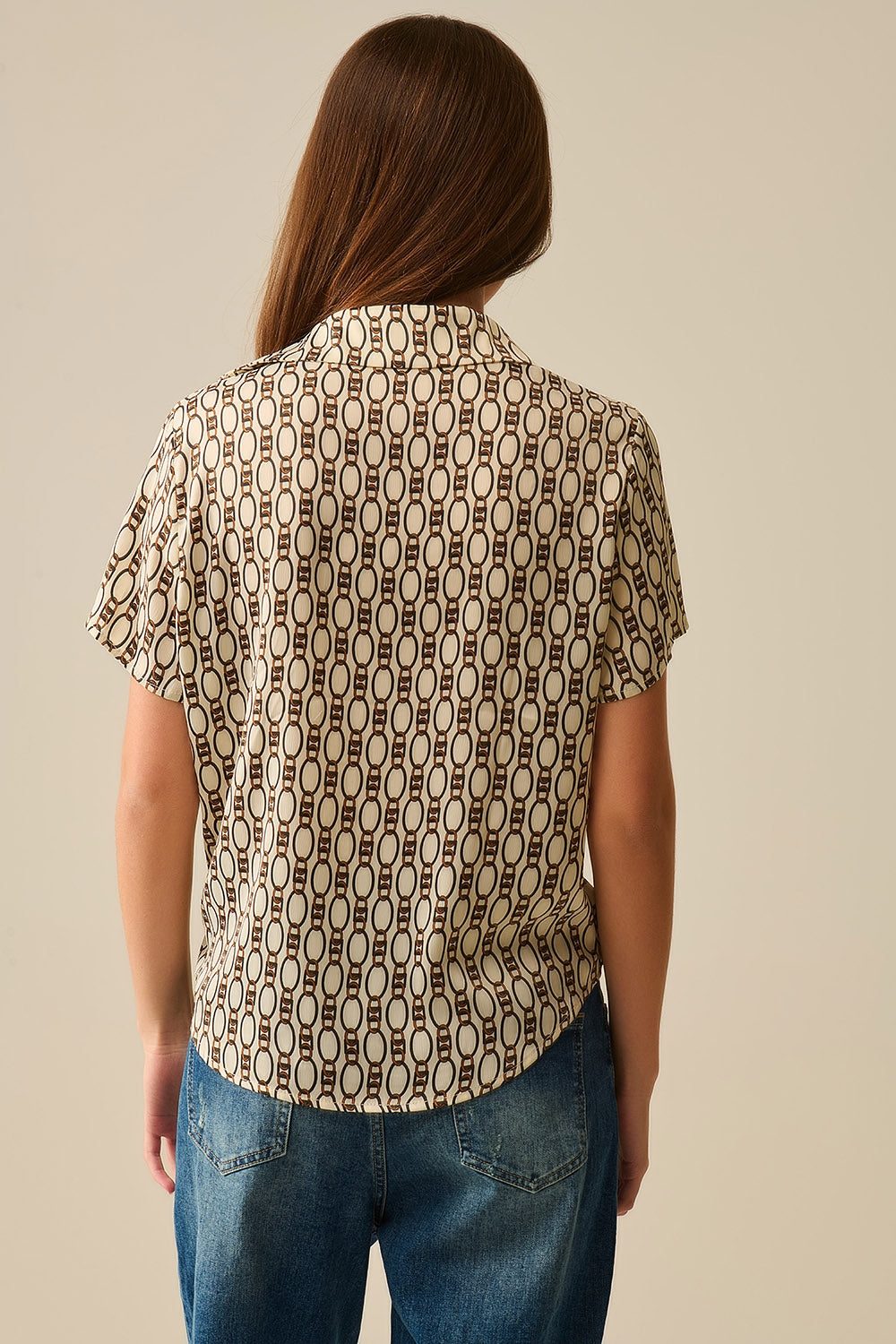 Polo beige de manga corta con estampado de cadenas Q2