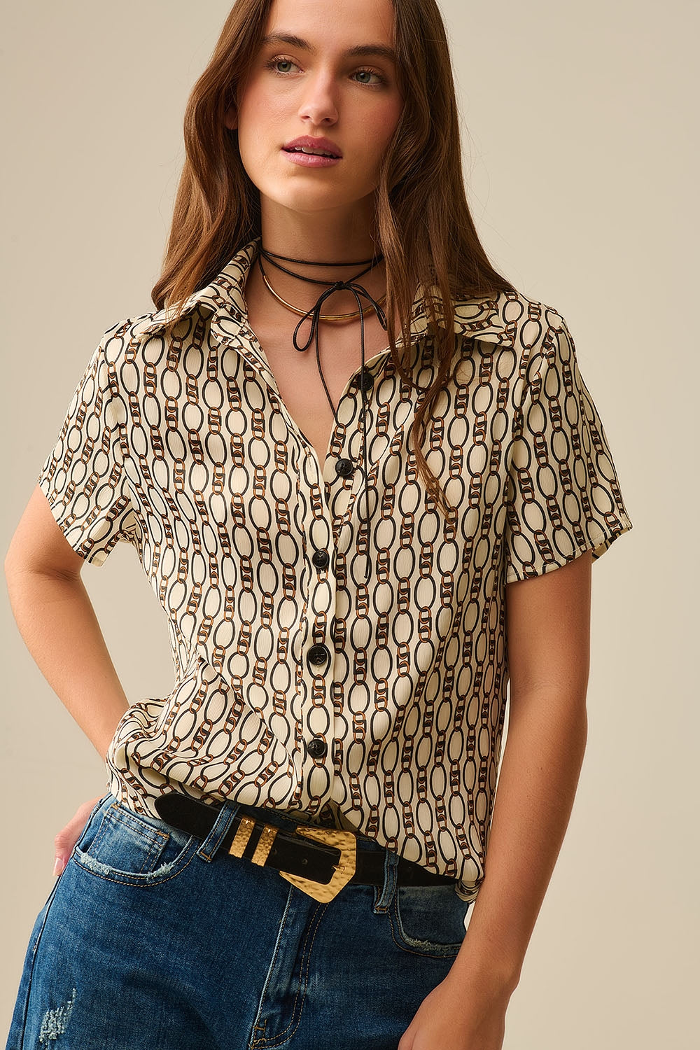 Q2 Polo beige de manga corta con estampado de cadenas