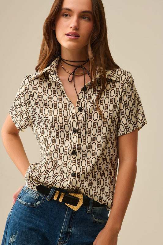 Q2 Polo beige de manga corta con estampado de cadenas