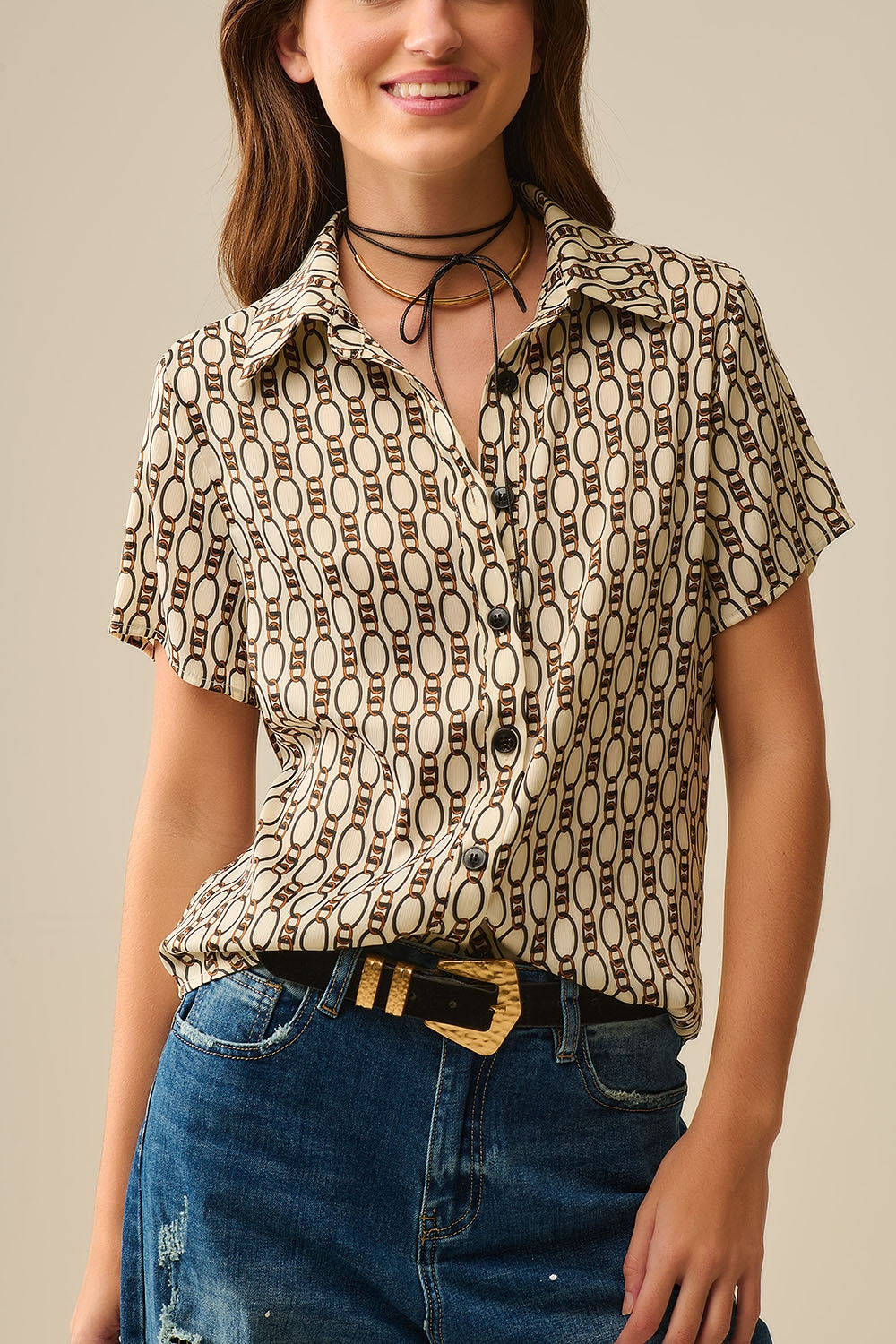 Polo beige de manga corta con estampado de cadenas Q2