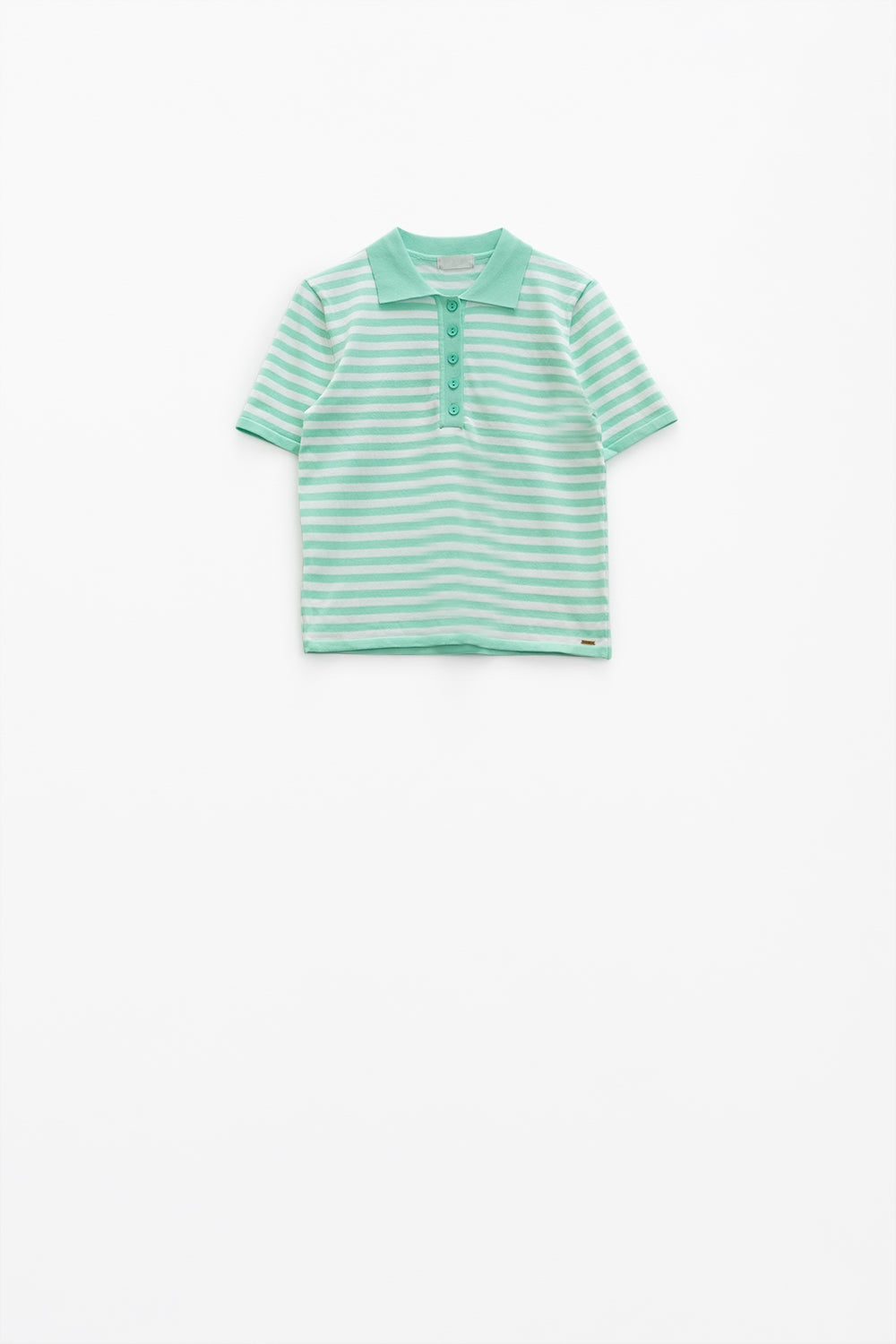 Polo blanco de manga corta con rayas azul claro y detalles de botones frontales Q2