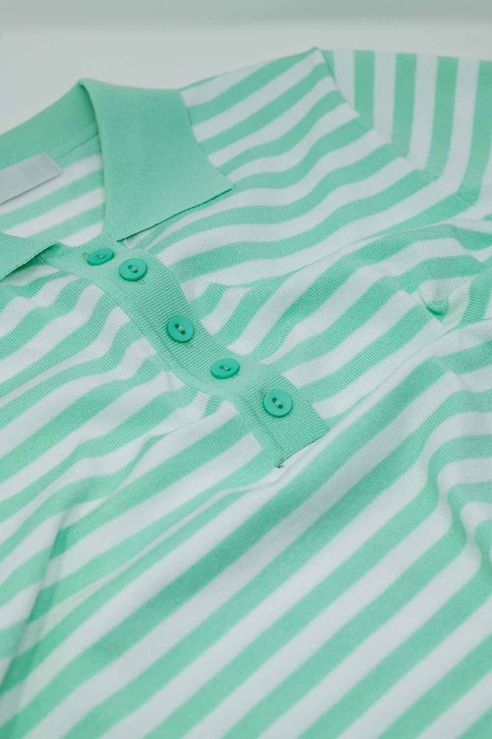 Polo blanco de manga corta con rayas azul claro y detalles de botones frontales Q2