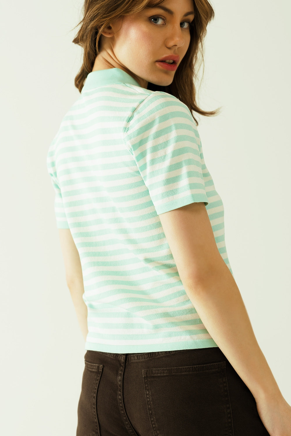 Polo blanco de manga corta con rayas azul claro y detalles de botones frontales Q2