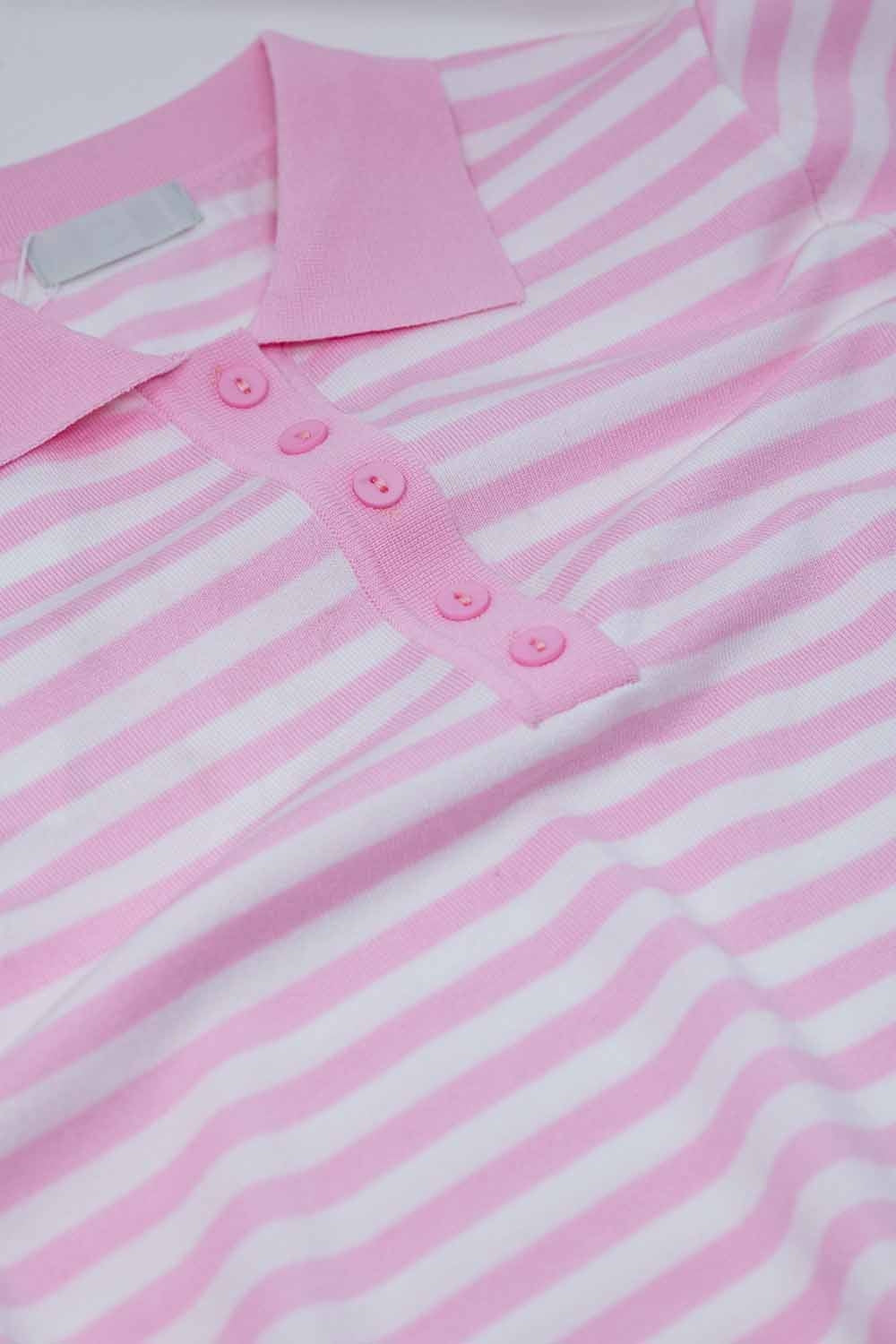 Polo blanco de manga corta con rayas rosa claro y detalles de botones frontales Q2