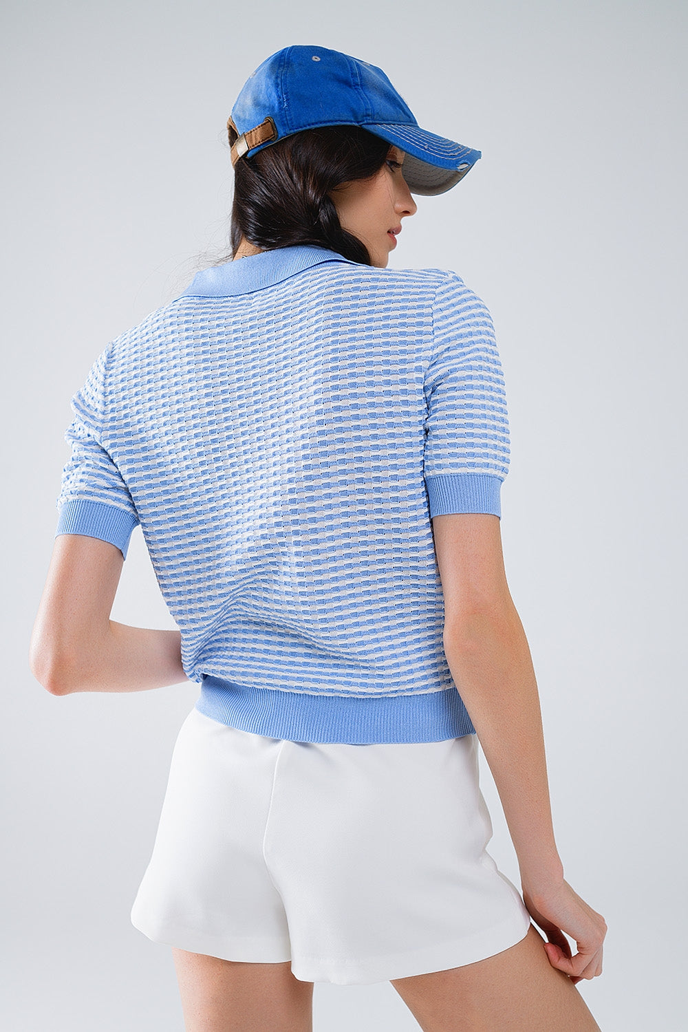Polo De Manga Corta Azul Con Rayas Blancas Q2