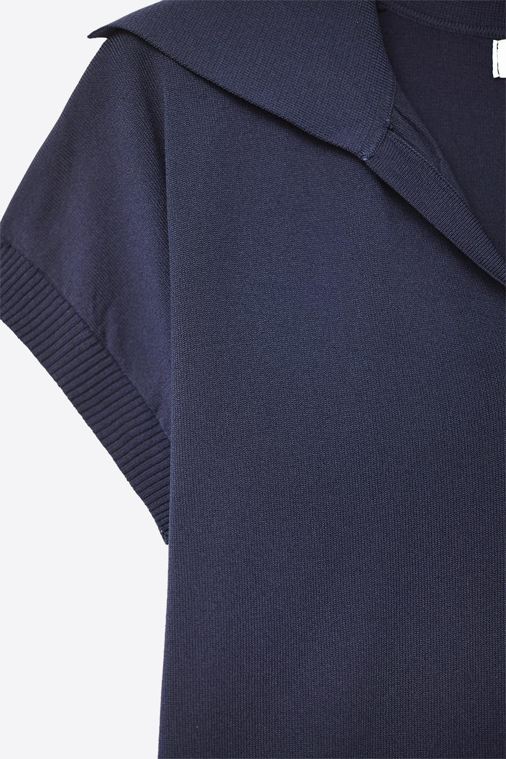 Polo de punto fino de manga corta en azul marino Q2