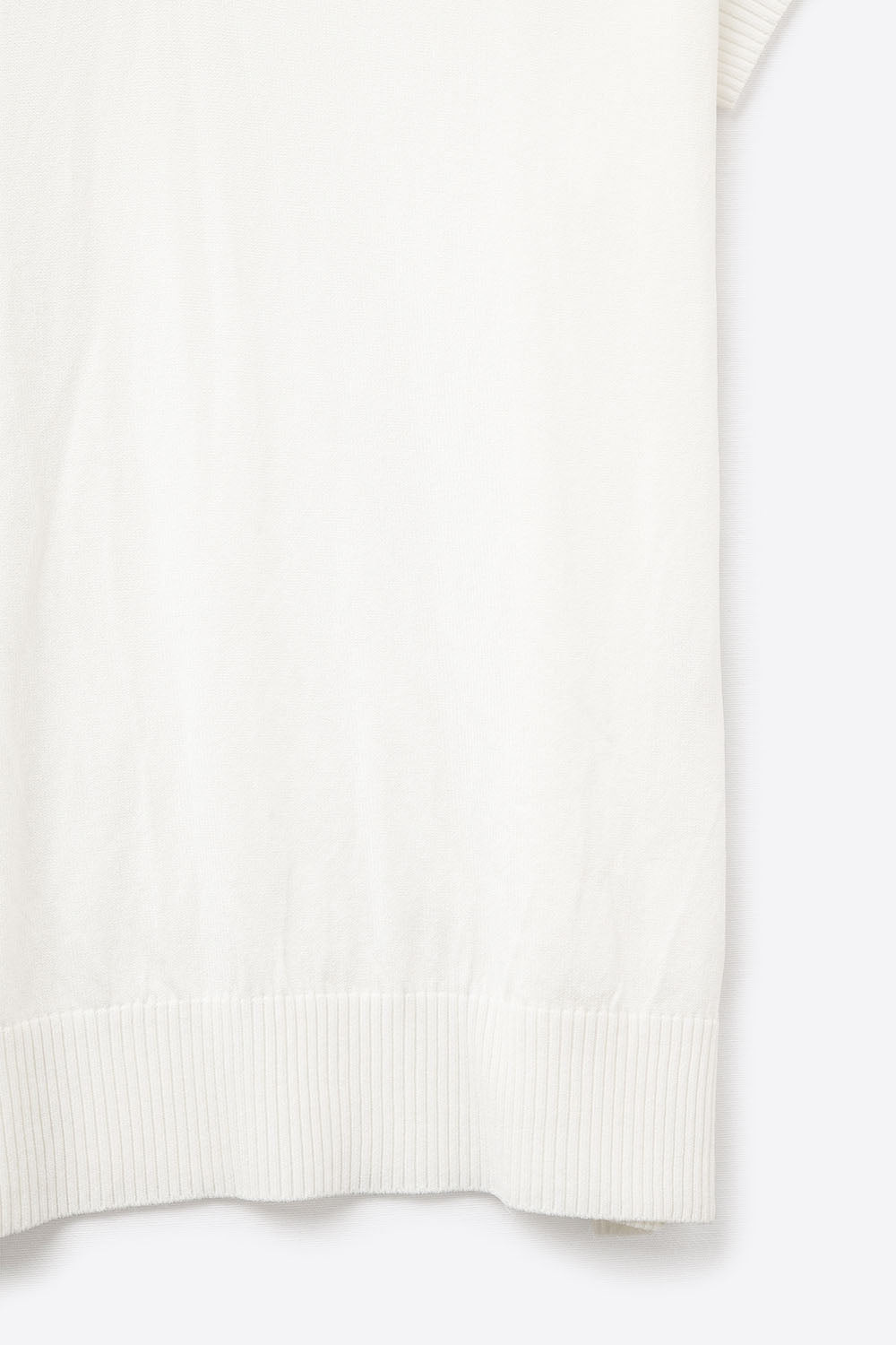 Polo de punto fino de manga corta en blanco Q2