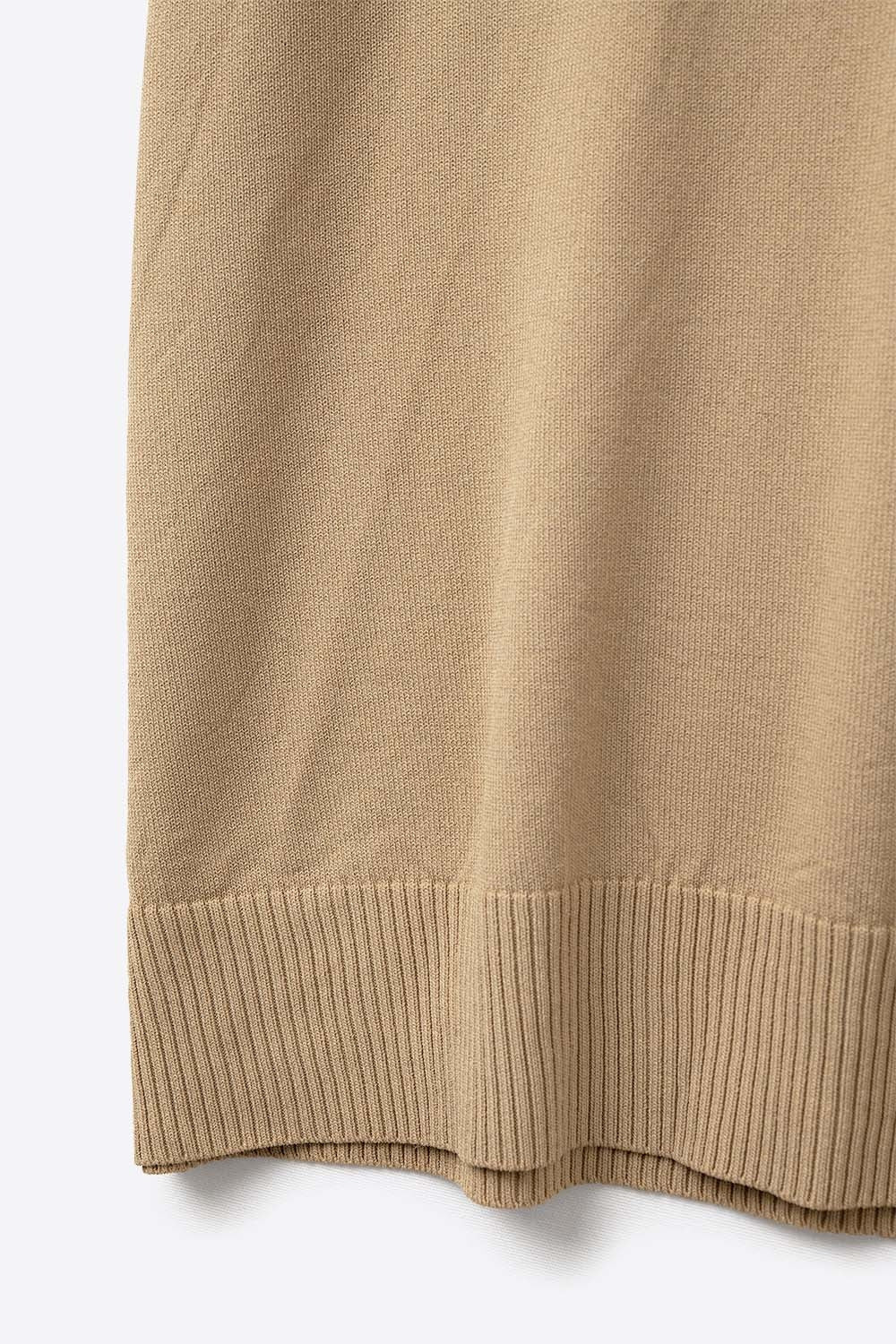 Polo de punto fino de manga corta en camel Q2