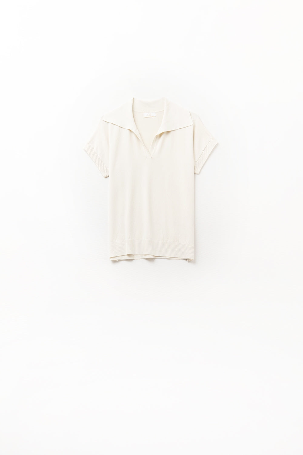Polo de punto fino en beige con mangas cortas Q2