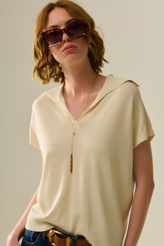Q2 Polo de punto fino en beige con mangas cortas