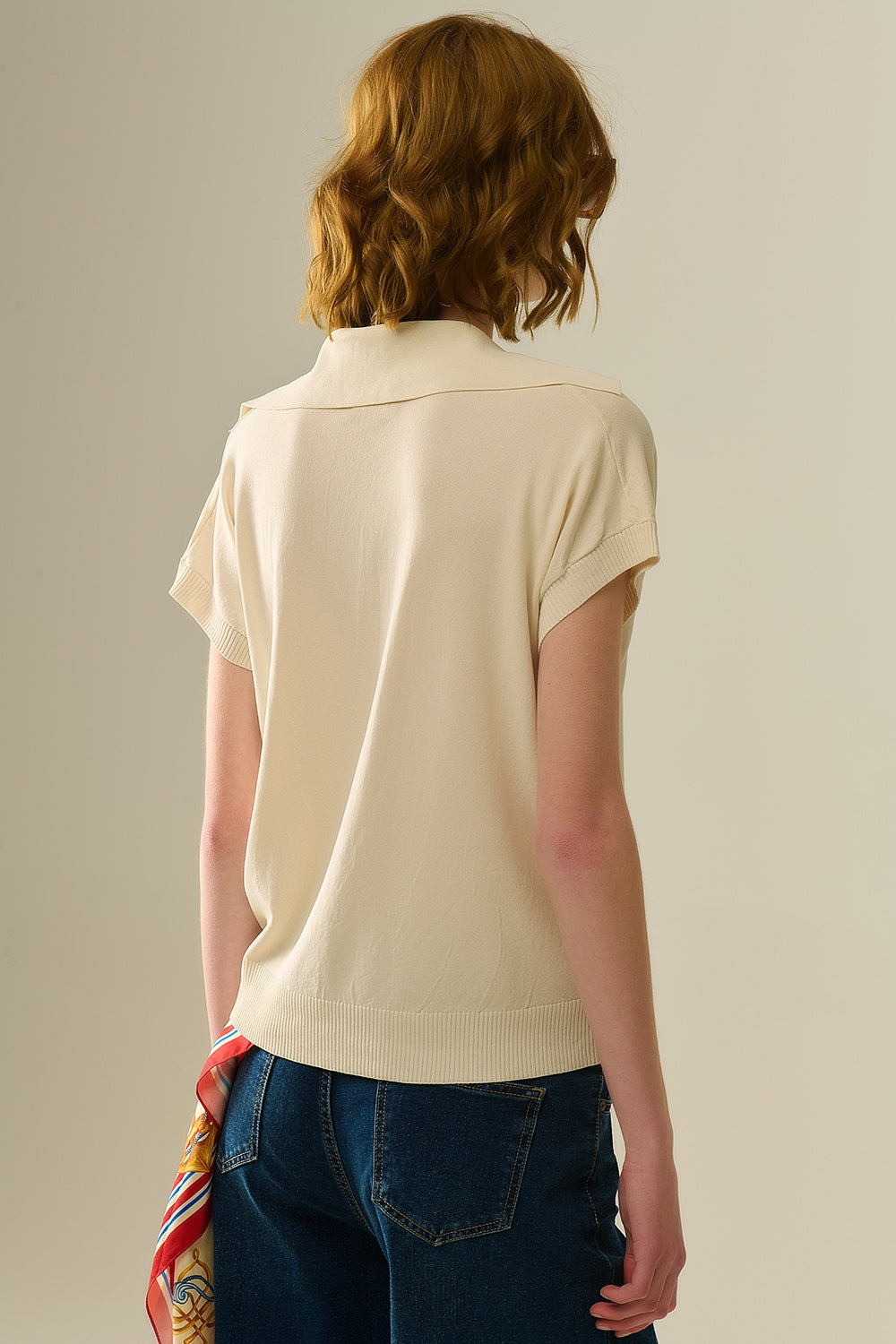 Polo de punto fino en beige con mangas cortas Q2
