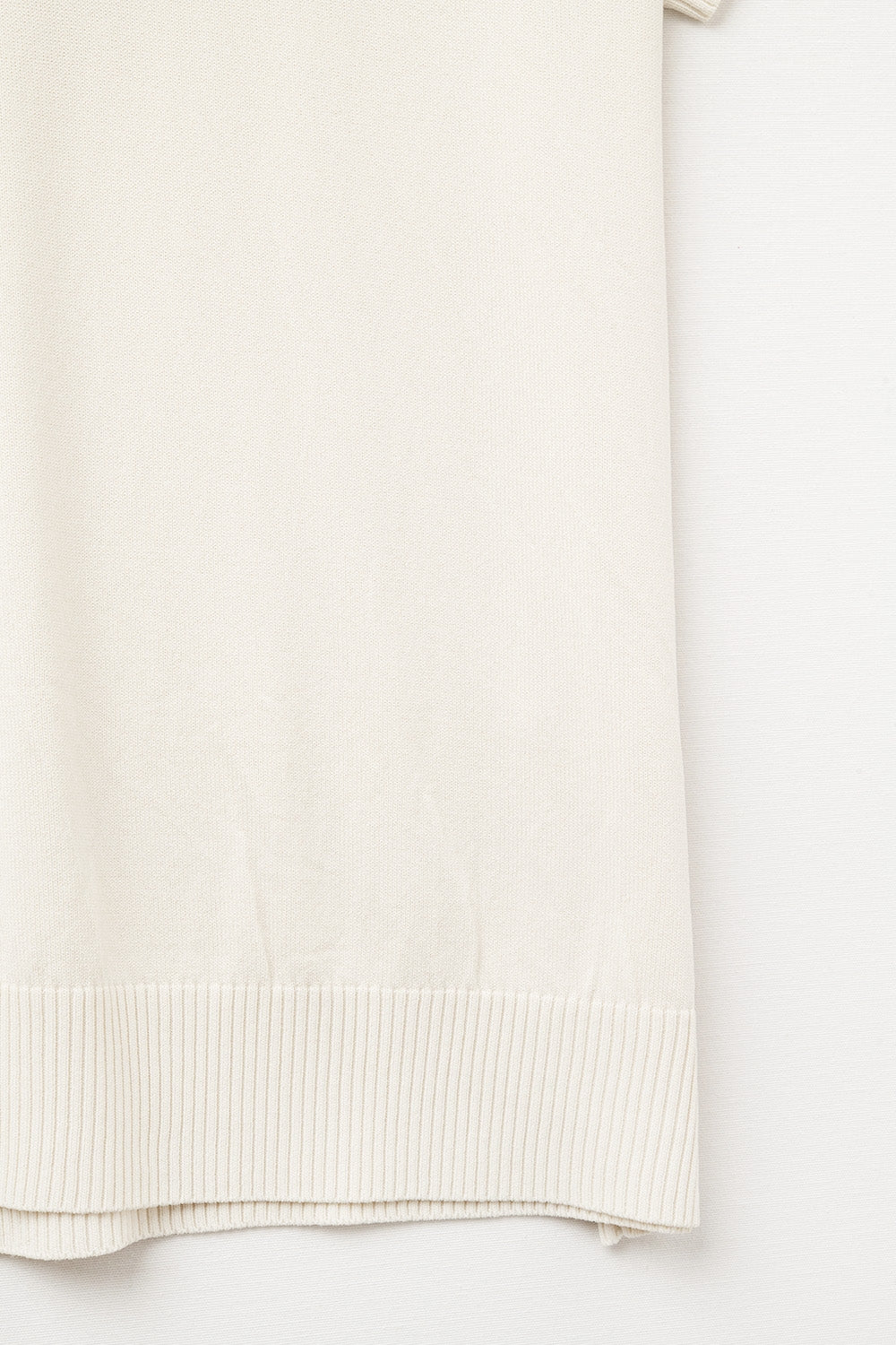 Polo de punto fino en beige con mangas cortas Q2