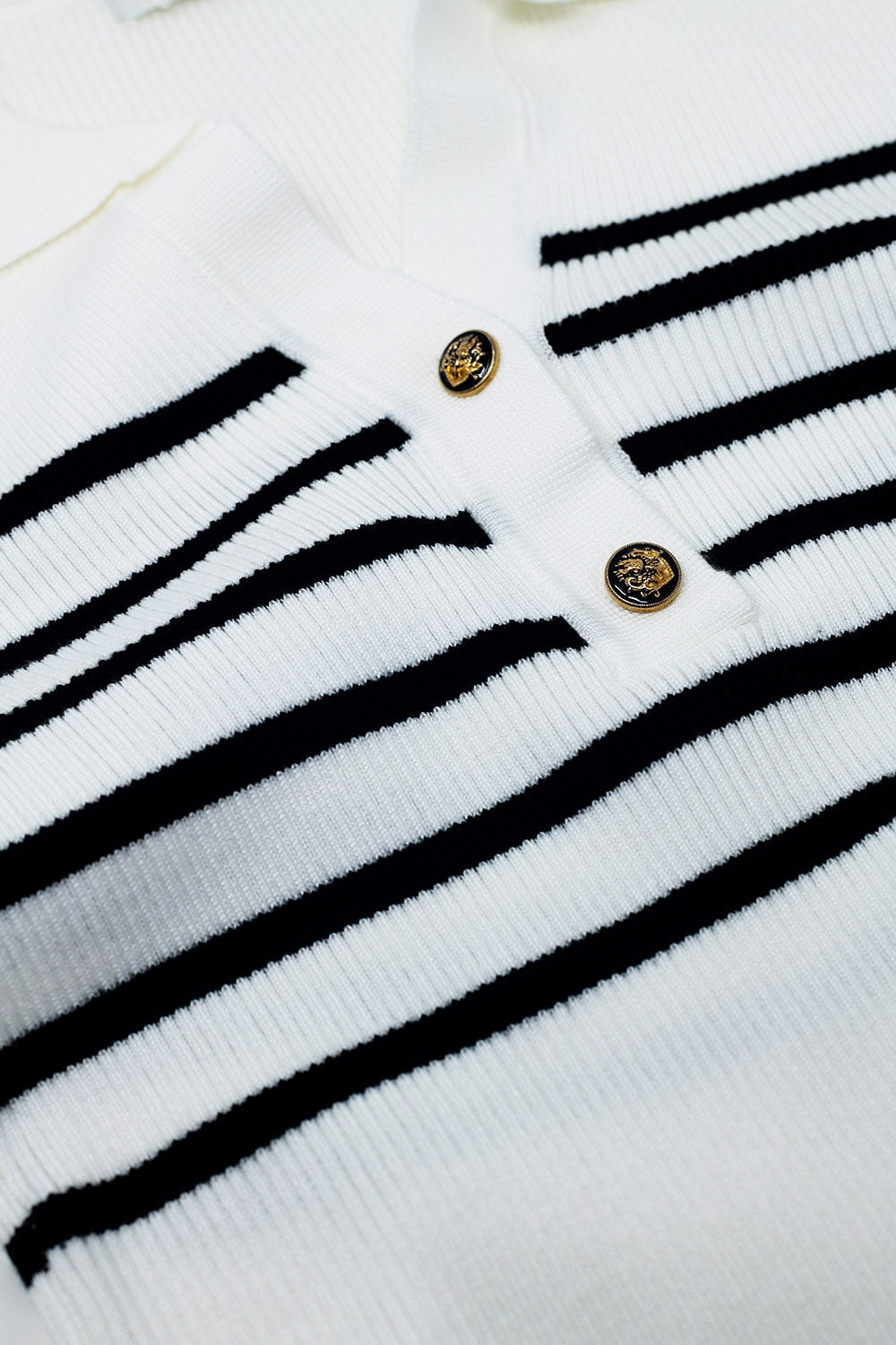 Polo de rayas con detalle de botones en blanco Q2