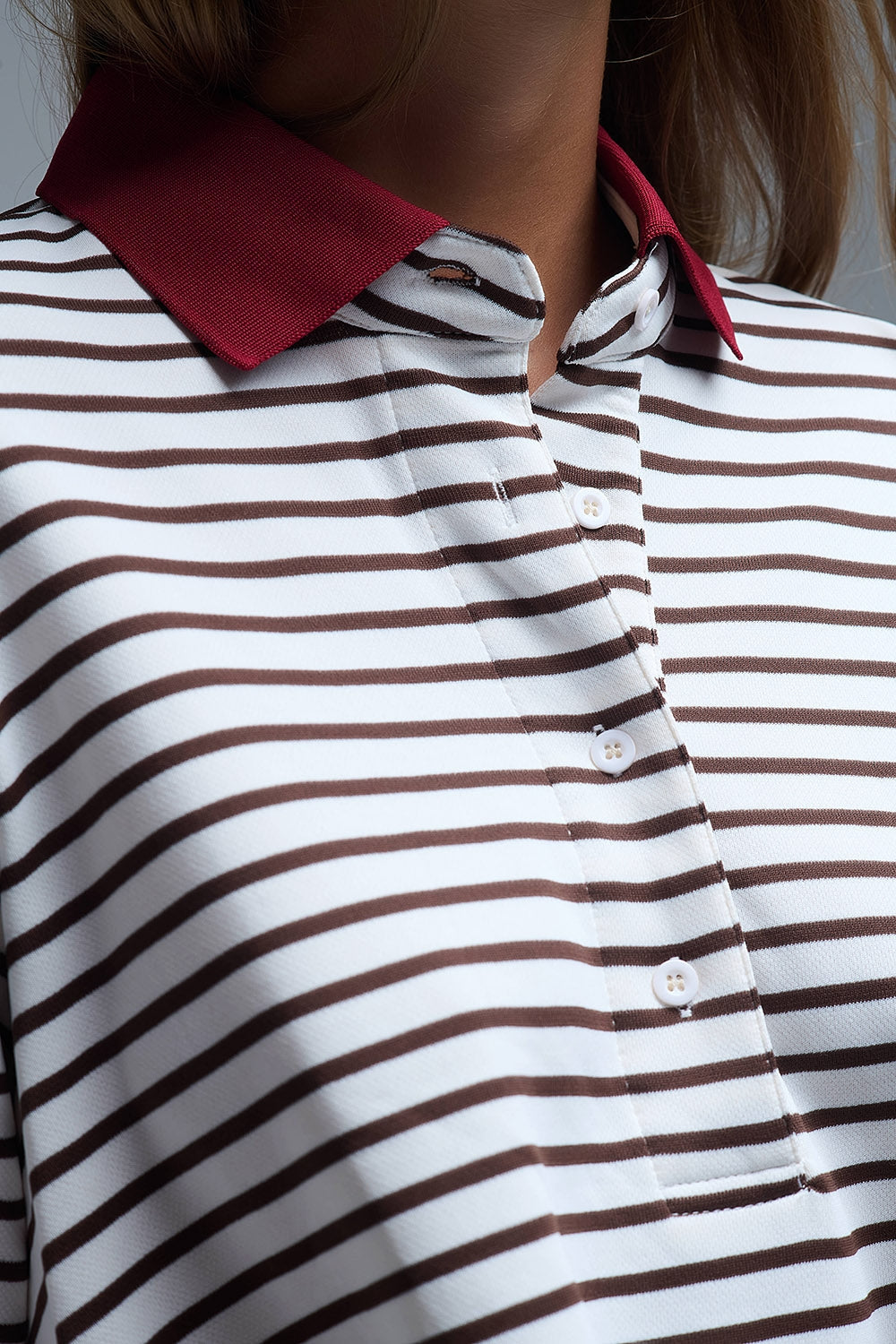 Polo relajado de rayas de manga larga en blanco y marrón Q2