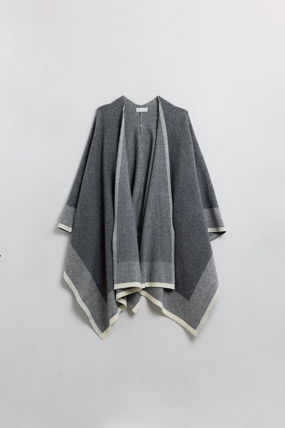 Poncho de punto gris con ribete crudo Q2