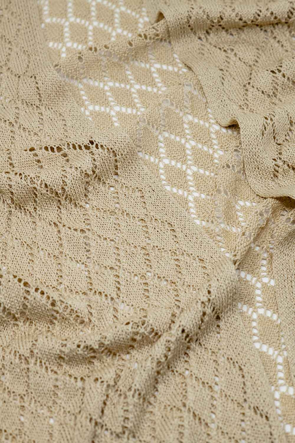 Rebeca beige abierta con extremos de flecos y mangas 3/4 Q2