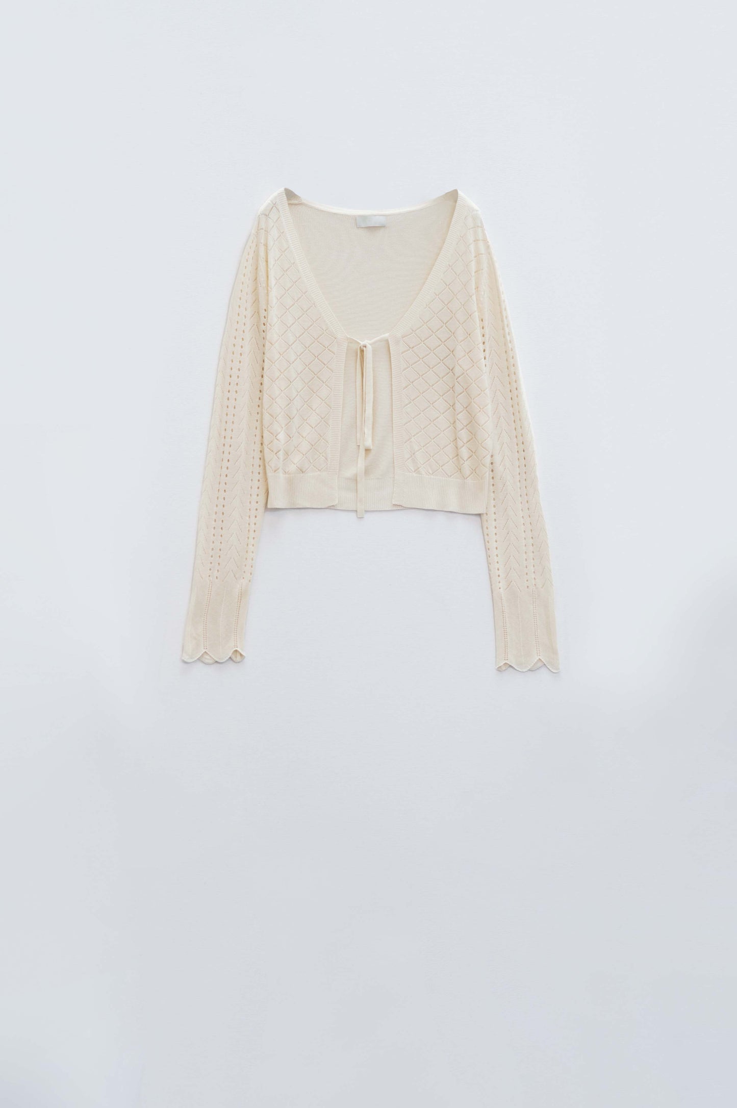 Q2 Rebeca beige con estampado de rombos y cierre de lazo