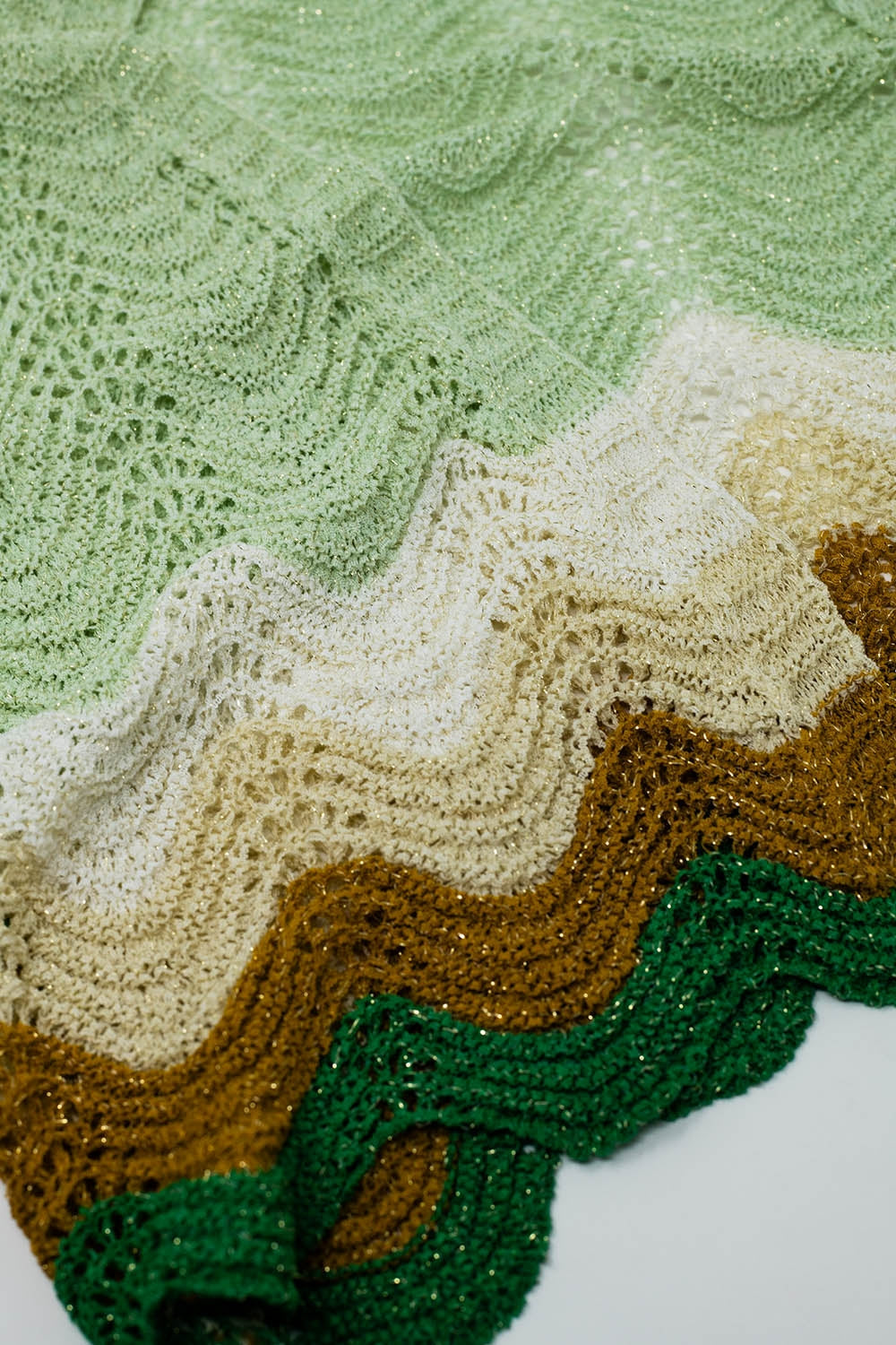 Rebeca corta de punto con mangas de ángel y detalle de ondas multicolor en verde Q2