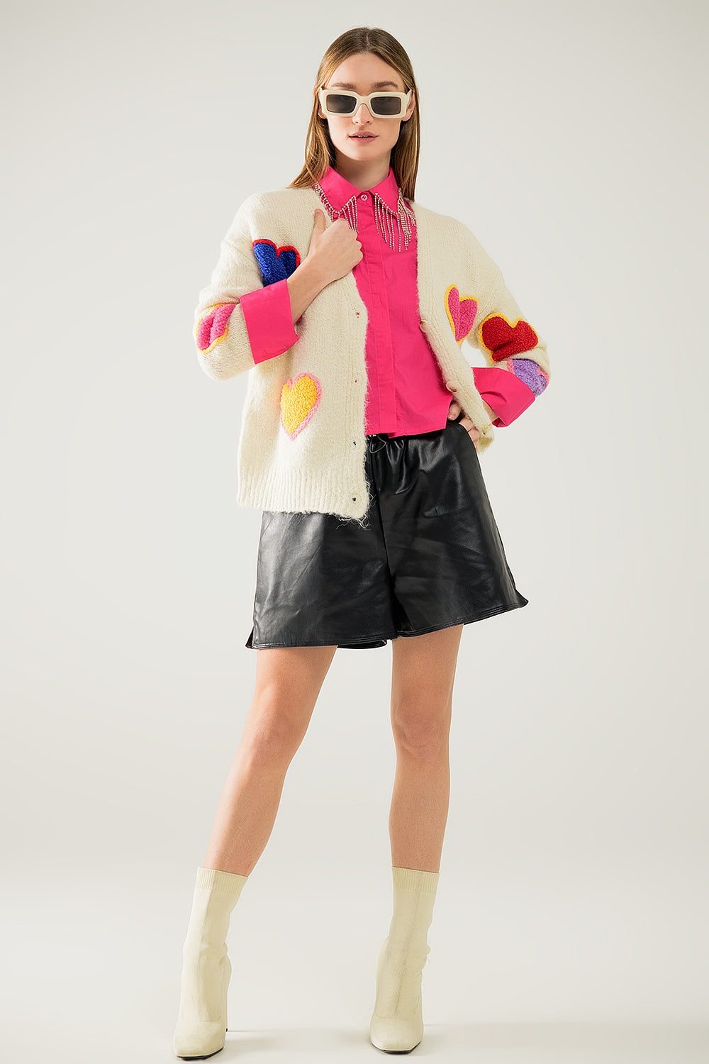 Rebeca de punto beige con corazones bordados Q2
