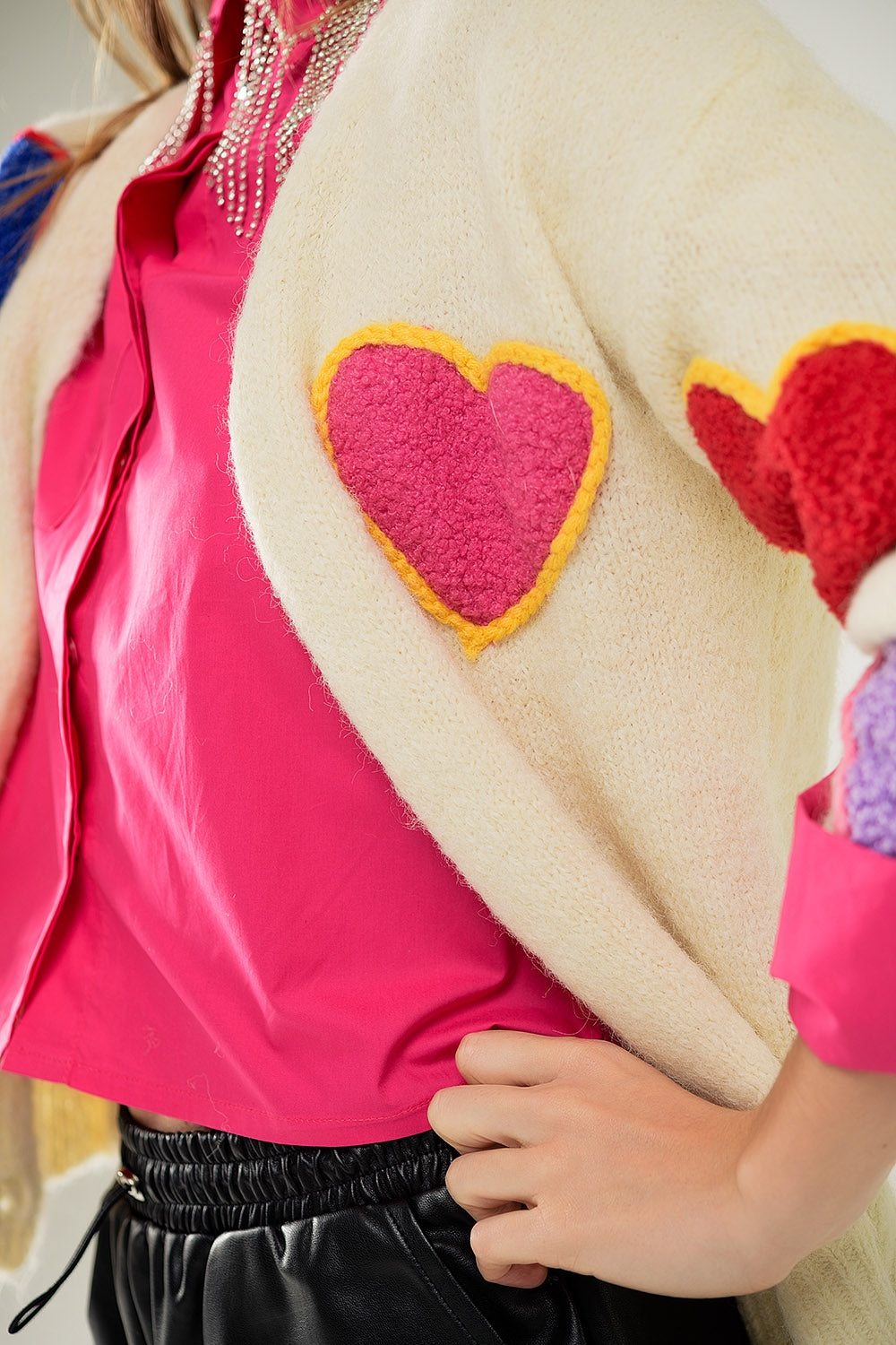 Rebeca de punto beige con corazones bordados Q2