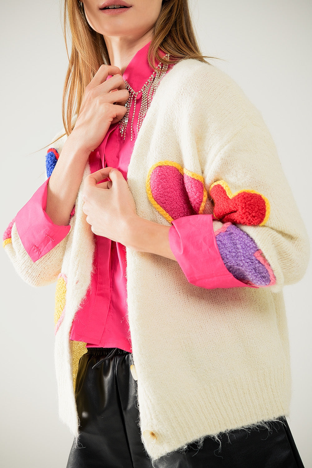 Rebeca de punto beige con corazones bordados Q2