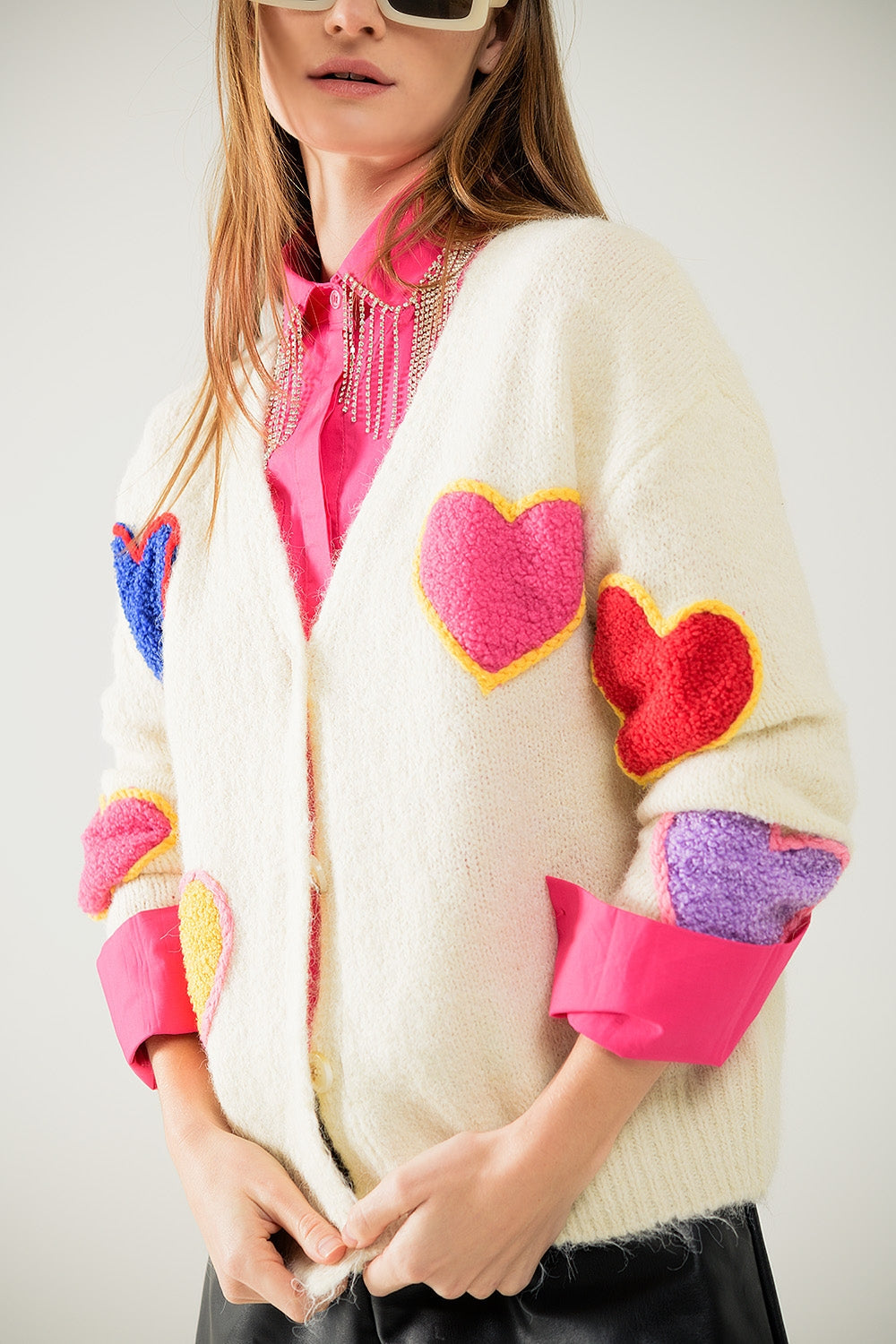 Rebeca de punto beige con corazones bordados Q2