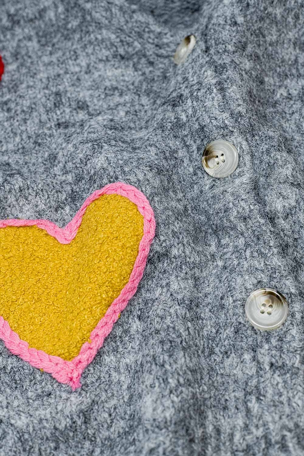 Rebeca de punto gris con corazones bordados Q2