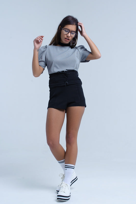 Q2 Short negro con detalle anudado
