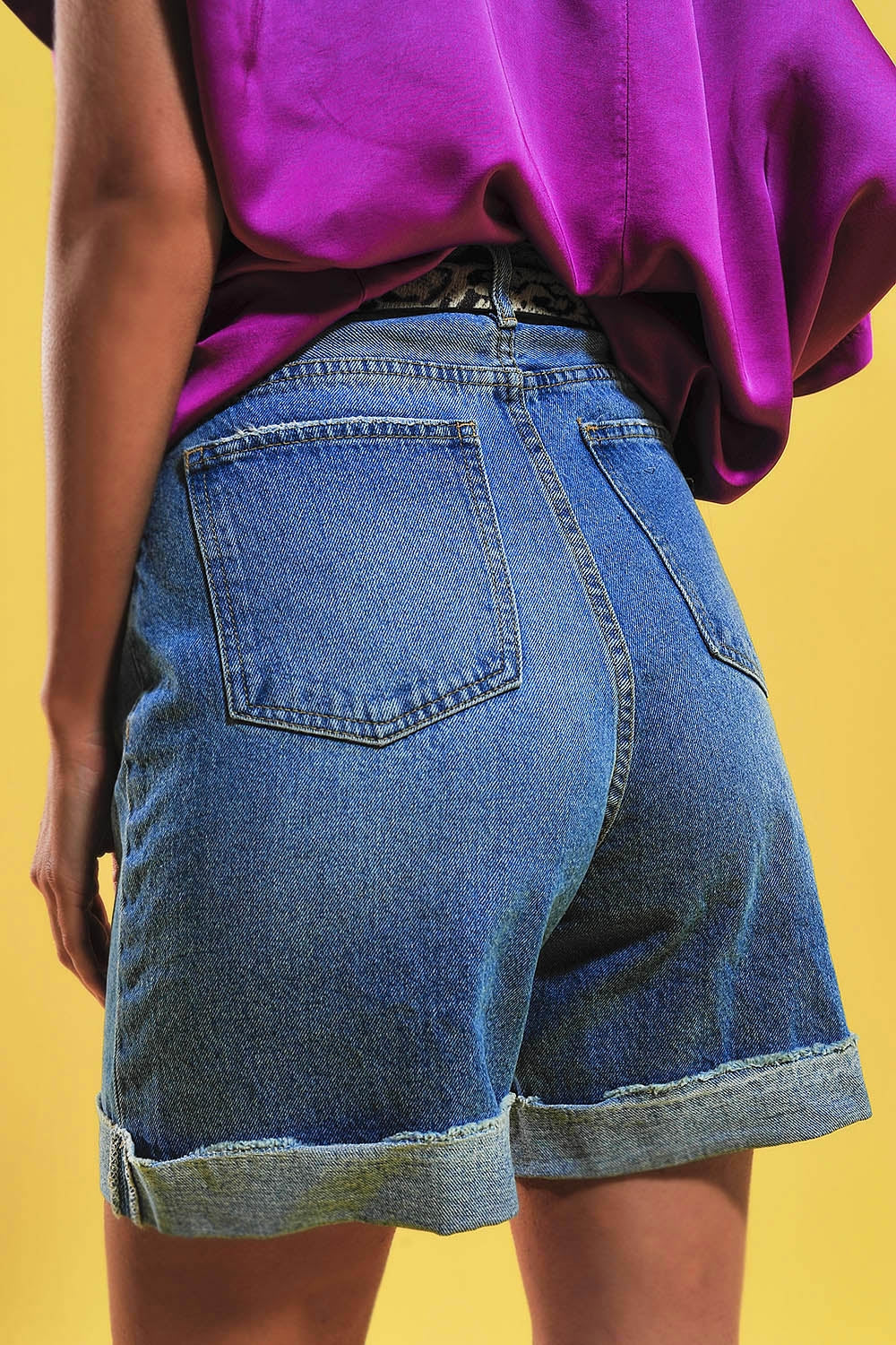 Shorts azules con botones en la parte delantera Q2