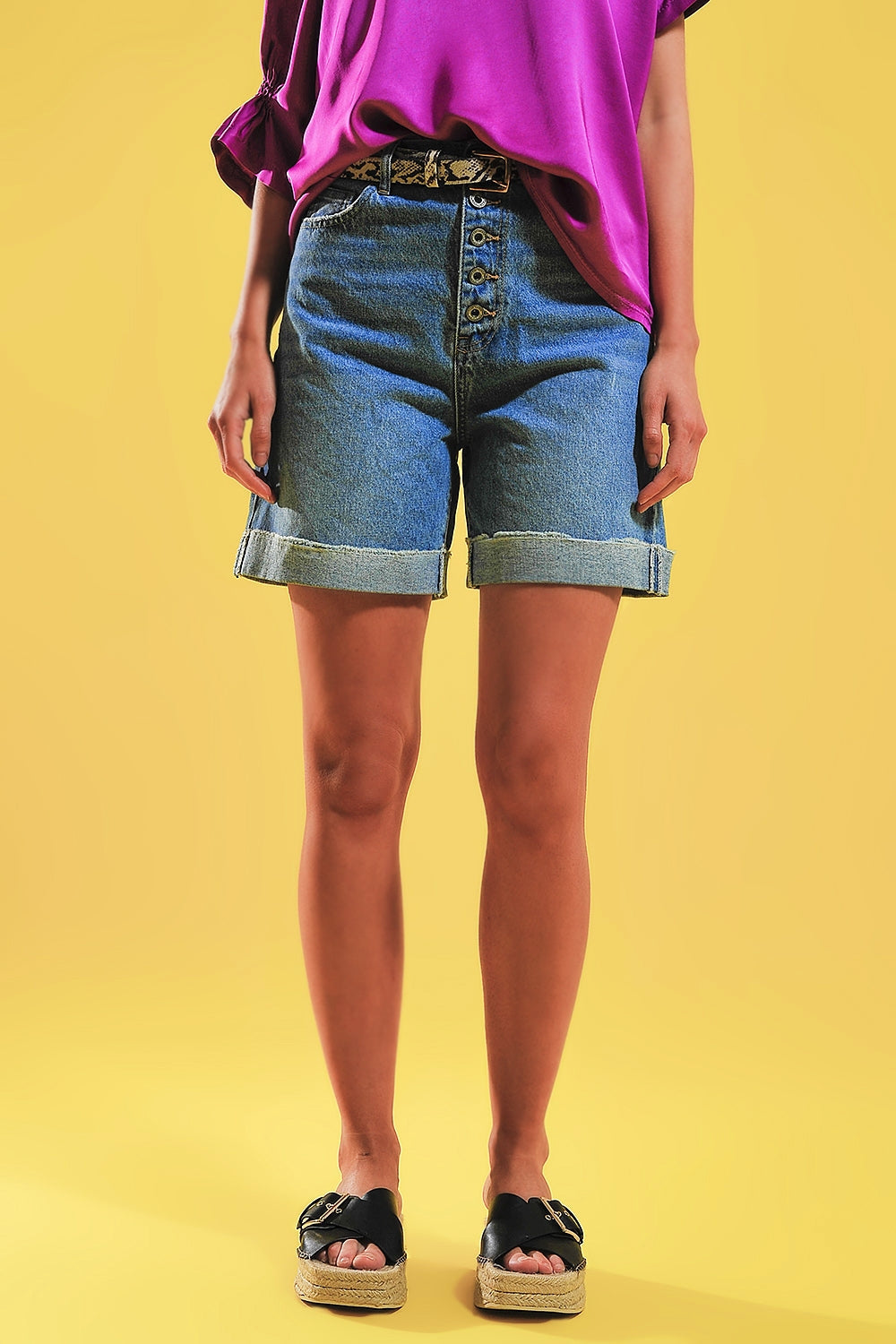 Shorts azules con botones en la parte delantera Q2