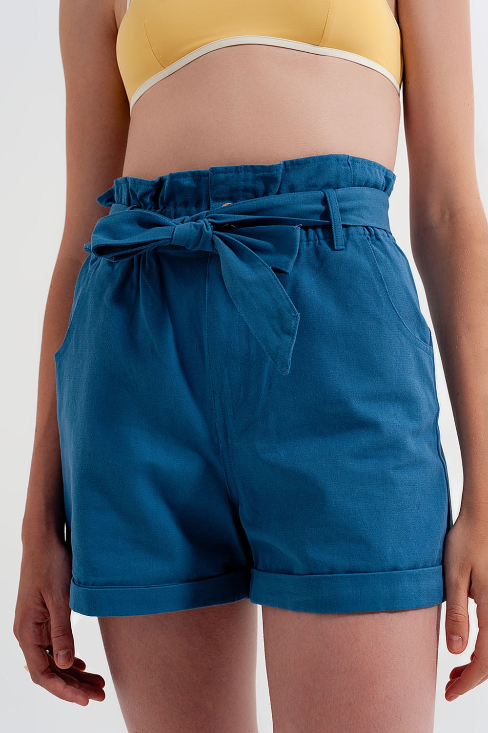 Shorts azules con cinturón Q2